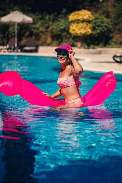 Seksowna Kobieta Okularach Przeciwsłonecznych Uśmiechem Twarzy Stroju Kąpielowym Leży Różowym — Zdjęcie stockowe