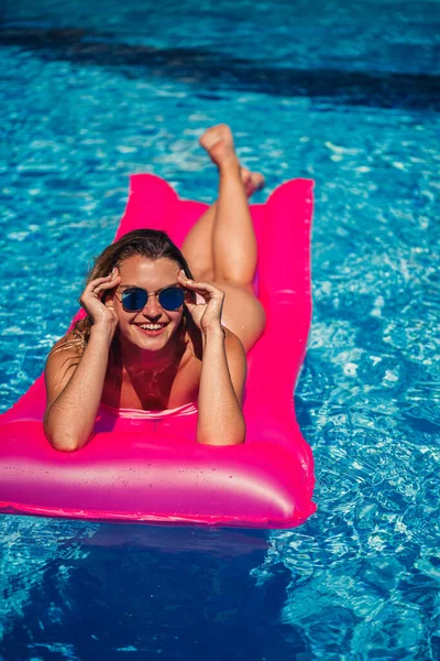 Sexy Frau Badeanzug Liegt Auf Einer Rosa Aufblasbaren Matratze Pool — Stockfoto