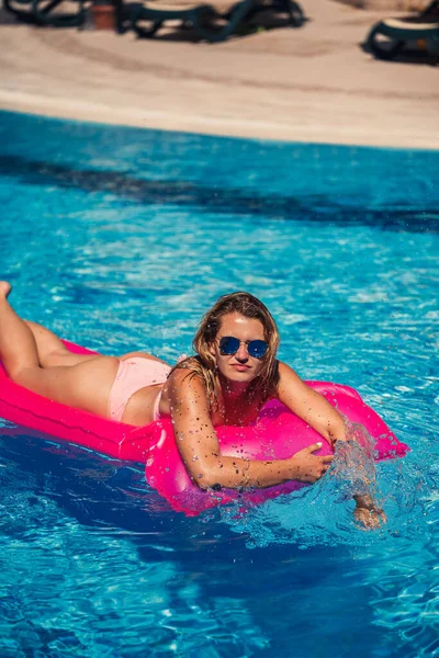Sexy Žena Plavkách Leží Růžové Nafukovací Matraci Bazénu Relaxujte Bazénu — Stock fotografie