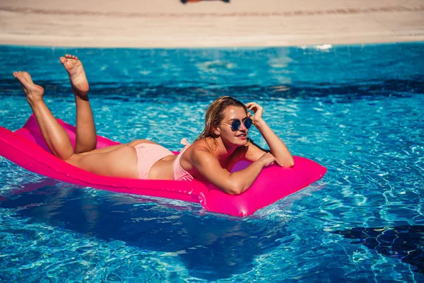 Mujer Sexy Traje Baño Encuentra Colchón Inflable Rosa Piscina Relájese — Foto de Stock