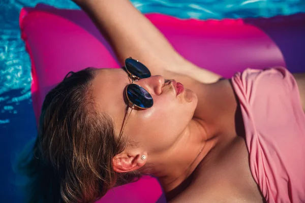 Vrouw Model Zonnebril Rustend Zonnebadend Een Matras Het Zwembad Vrouw — Stockfoto