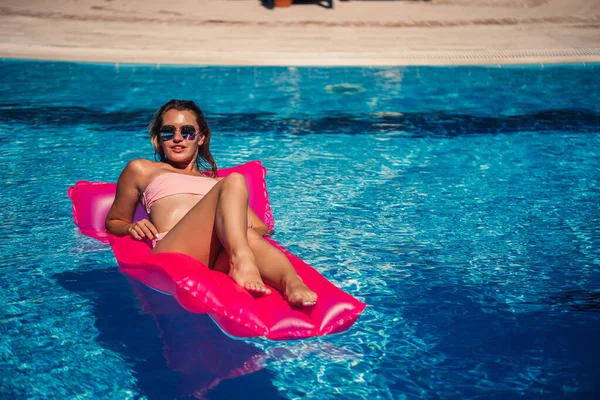 Sexy Modelka Odpočívající Opalující Matraci Bazénu Žena Růžových Plavkách Plovoucích — Stock fotografie