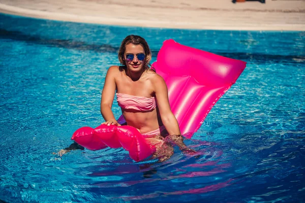 Sexy Modelka Slunečních Brýlích Odpočívající Opalující Matraci Bazénu Žena Růžových — Stock fotografie