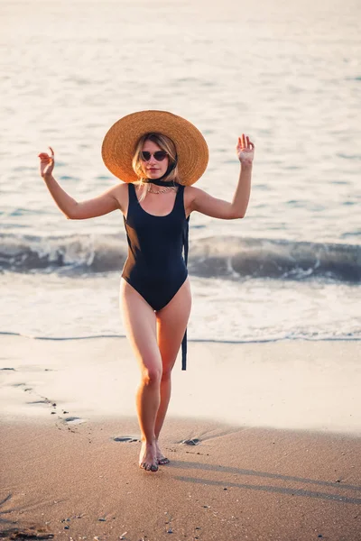 Mooi Meisje Een Zwart Badpak Hoed Een Zandstrand Aan Zee — Stockfoto