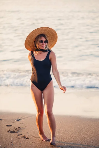 Beautiful Girl Black Swimsuit Hat Sandy Beach Sea Sunset Sunlight — Stock Photo, Image