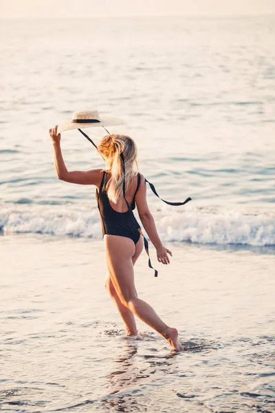 Beautiful Girl Black Swimsuit Hat Sandy Beach Sea Sunset Sunlight — ストック写真