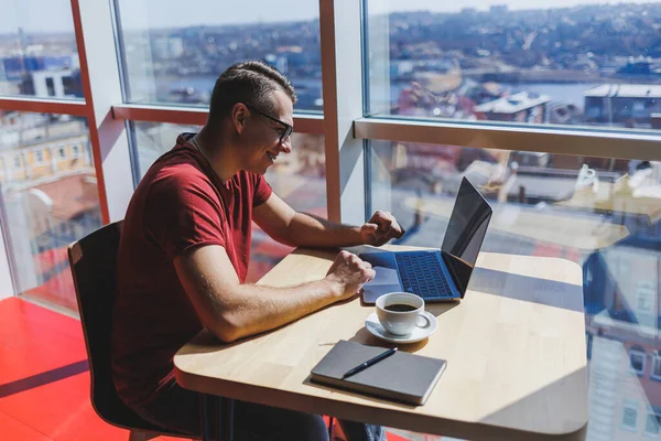 Akıllı yazılım geliştiricisi masaüstünde dizüstü bilgisayarla birlikte oturuyor ve serbest çalışma sırasında mesajlaşma ve ağ oluşturma için ağ kitabı kullanarak yayıncılık fikri yaratıyor.