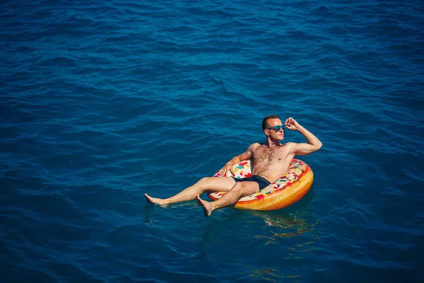 Ein Junger Mann Schwimmt Auf Einem Aufblasbaren Luftring Meer Mit — Stockfoto