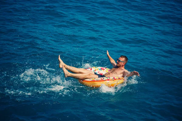 Ein Junger Mann Schwimmt Einem Sonnigen Tag Auf Einem Aufblasbaren — Stockfoto