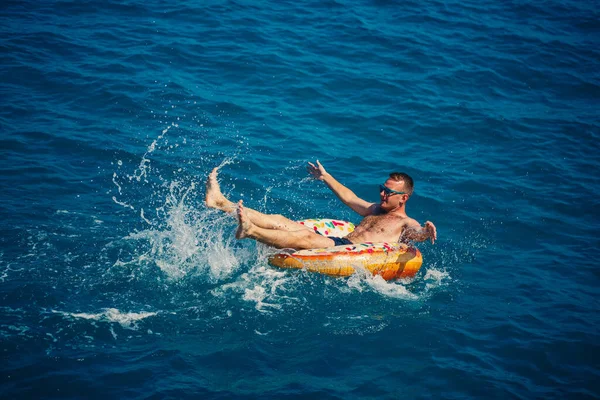 Ein Junger Mann Schwimmt Einem Sonnigen Tag Auf Einem Aufblasbaren — Stockfoto