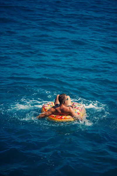 Jeune Homme Nage Pleine Mer Sur Anneau Gonflable Par Une — Photo