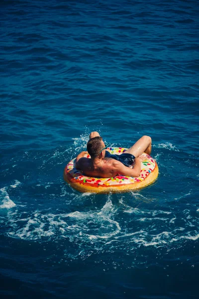 Hombre Flota Anillo Inflable Mar Con Agua Azul Vacaciones Mar —  Fotos de Stock
