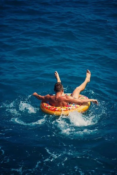 Homme Flotte Sur Anneau Gonflable Dans Mer Avec Eau Bleue — Photo