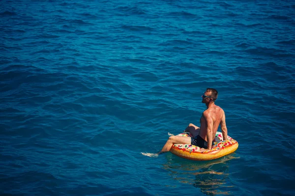 Joven Flota Círculo Inflable Aire Mar Con Agua Azul Vacaciones — Foto de Stock