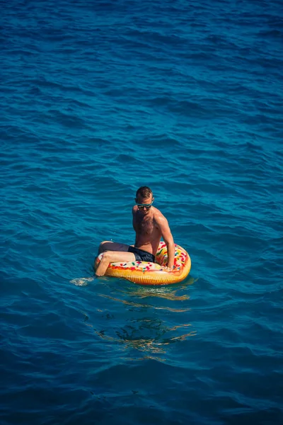 Hombre Flota Anillo Inflable Mar Con Agua Azul Vacaciones Mar —  Fotos de Stock