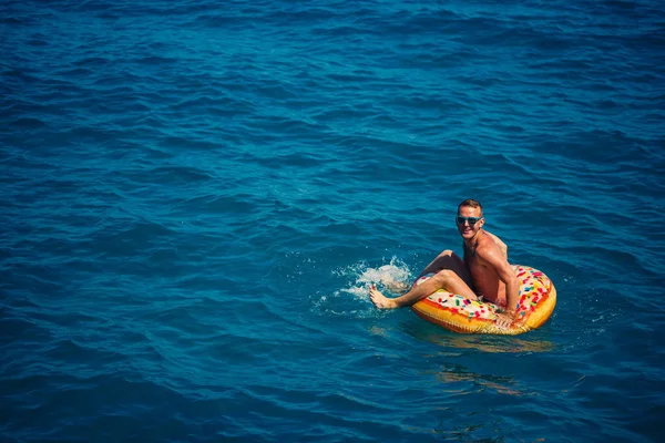 Joven Flota Círculo Inflable Aire Mar Con Agua Azul Vacaciones —  Fotos de Stock