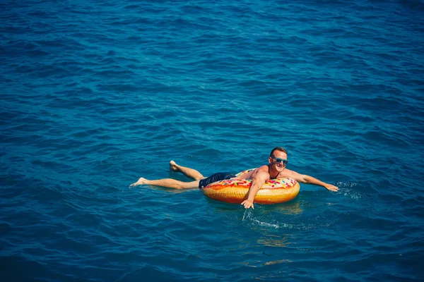 Homem Flutua Anel Inflável Mar Com Água Azul Férias Mar — Fotografia de Stock