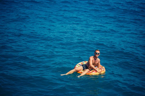 Ein Junger Mann Schwimmt Auf Einem Aufblasbaren Luftring Meer Mit — Stockfoto