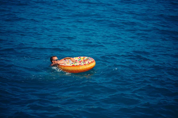 Homme Flotte Sur Anneau Gonflable Dans Mer Avec Eau Bleue — Photo