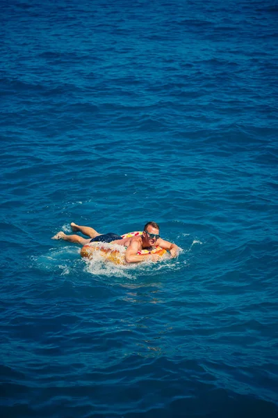 Joven Flota Círculo Inflable Aire Mar Con Agua Azul Vacaciones —  Fotos de Stock
