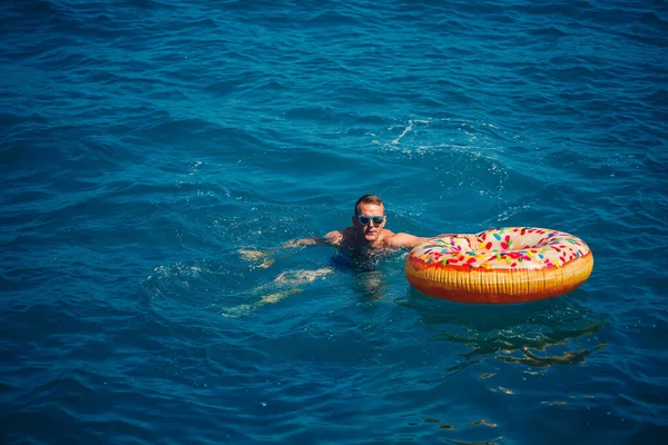 Jeune Homme Flotte Sur Cercle Pneumatique Gonflable Dans Mer Avec — Photo