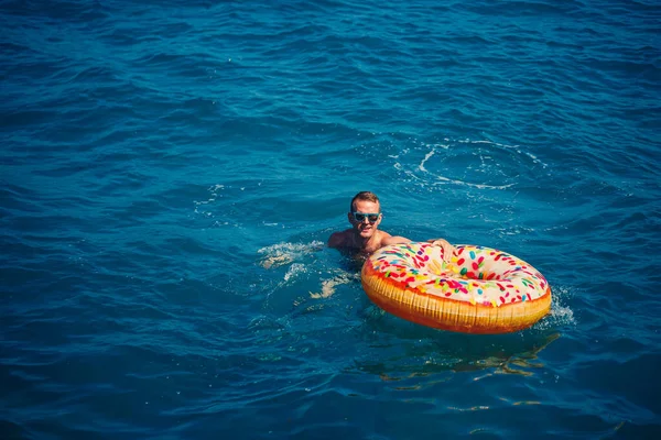 Ein Junger Mann Schwimmt Auf Einem Aufblasbaren Luftring Meer Mit — Stockfoto