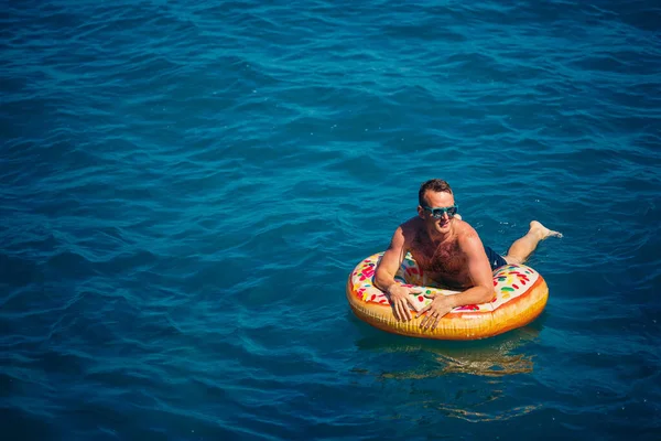 Junger Mann Auf Einem Aufblasbaren Ring Meer Ruht Und Schwimmt — Stockfoto