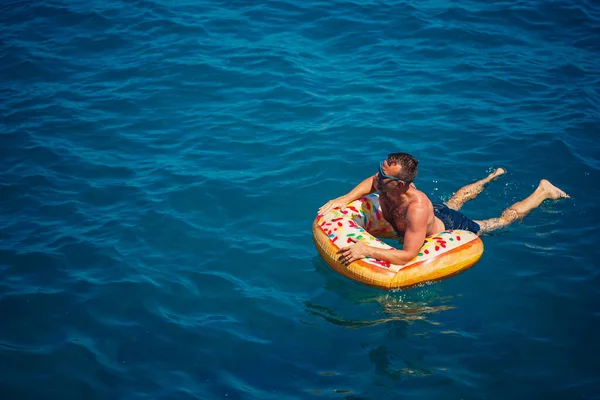 Jeune Homme Sur Anneau Gonflable Dans Mer Reposant Nageant Par — Photo