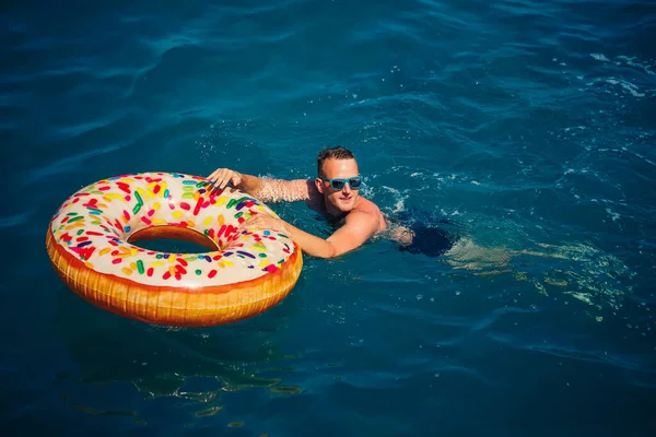 Junger Mann Auf Einem Aufblasbaren Ring Meer Ruht Und Schwimmt — Stockfoto