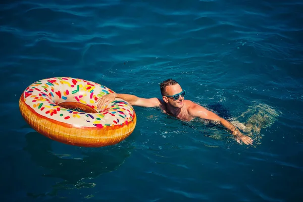 Junger Mann Auf Einem Aufblasbaren Ring Meer Ruht Und Schwimmt — Stockfoto