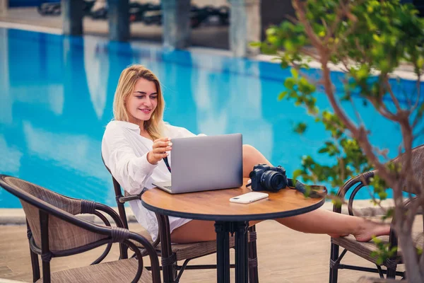 Wanita Cantik Fotografer Blogger Berlibur Bekerja Dengan Laptop Samping Kolam — Stok Foto