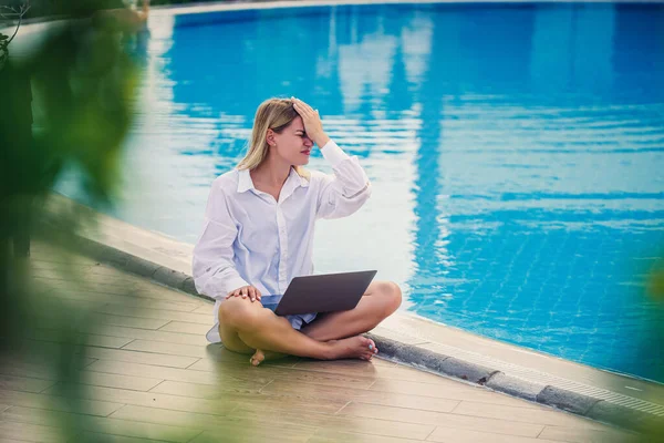 Wanita Cantik Bekerja Dengan Laptop Samping Kolam Renang Kerja Jarak — Stok Foto