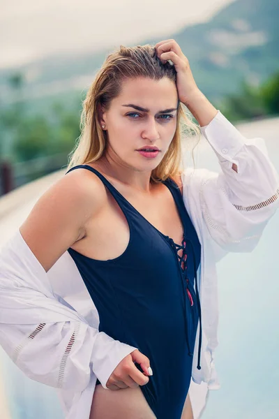 Retrato Uma Jovem Atraente Com Cabelo Loiro Maiô Preto Camisa — Fotografia de Stock