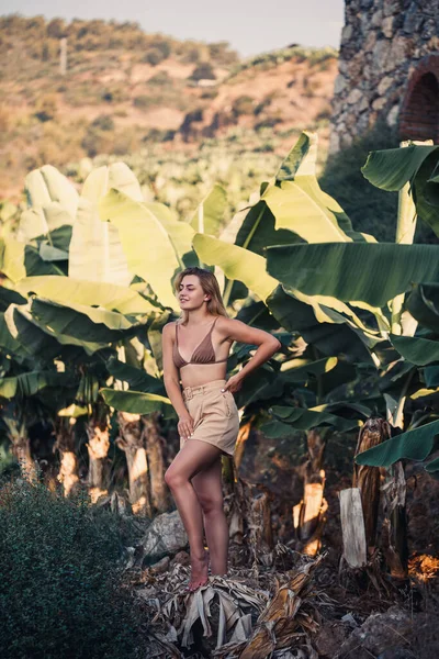 Beautiful Girl Stands Beautiful Pose Palm Tree Portrait Shooting Banana — Stock Photo, Image