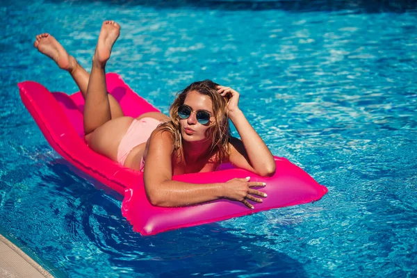 Sexy Frau Badeanzug Liegt Auf Einer Rosa Aufblasbaren Matratze Pool — Stockfoto