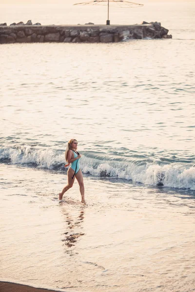 Schöne Mädchen Blauem Badeanzug Und Hut Einem Sandstrand Meer Sonnenuntergang — Stockfoto