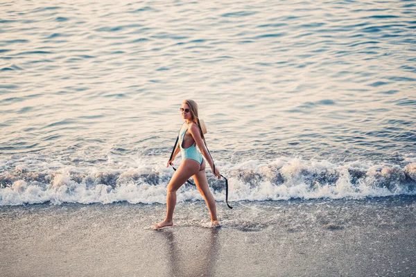 Bella Ragazza Costume Bagno Blu Cappello Una Spiaggia Sabbia Mare — Foto Stock
