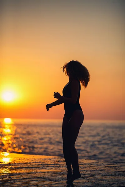 Silhouettes Egy Lány Háttérben Tenger Lenyugvó Nap — Stock Fotó