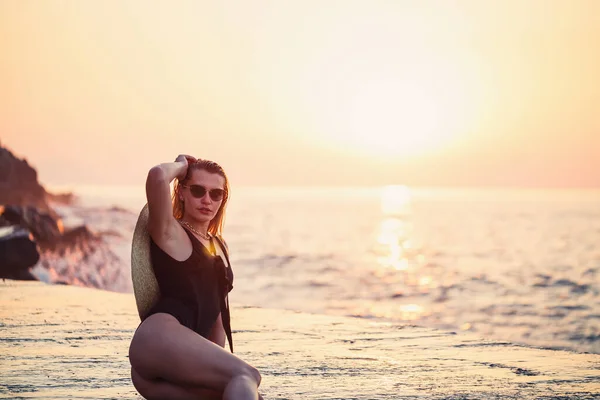 Beautiful Lady Black Swimsuit Seashore Smiling Face Golden Sunset Light — Stock Photo, Image