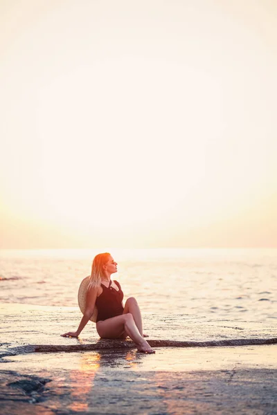 Attraktive Junge Mädchen Mit Langen Haaren Posieren Strand Sie Trägt — Stockfoto