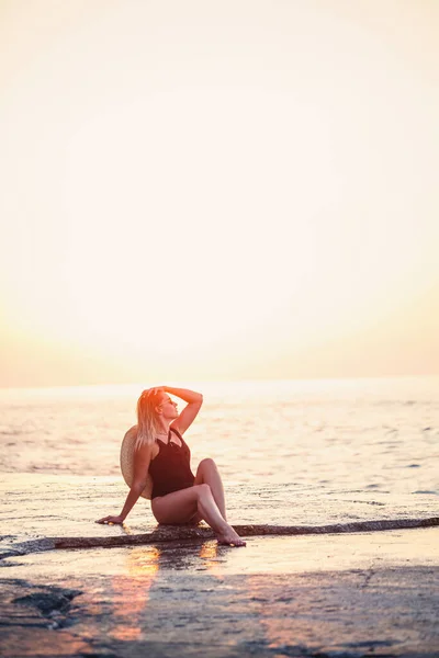 Rapariga Atraente Com Cabelo Comprido Posa Praia Ela Está Usando — Fotografia de Stock