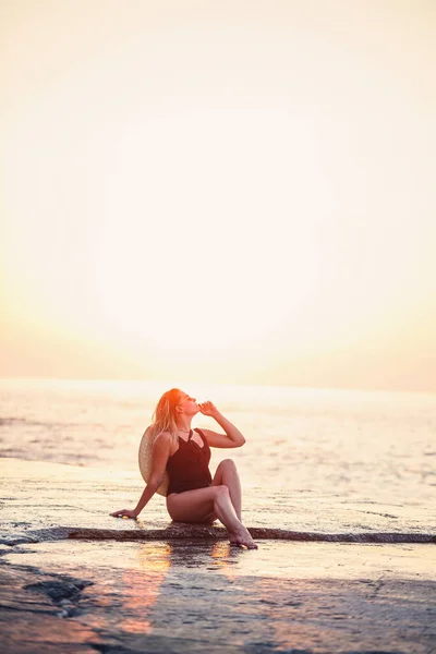 Attraktive Junge Mädchen Mit Langen Haaren Posieren Strand Vor Der — Stockfoto