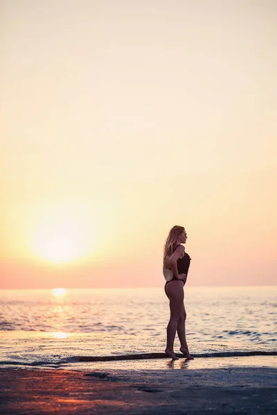 Linda Senhora Fato Banho Preto Praia Rosto Sorridente Com Chapéu — Fotografia de Stock