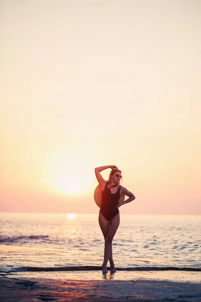 머리를 매력적 소녀가 해변의 카메라 포즈를 취한다 수영복을 — 스톡 사진