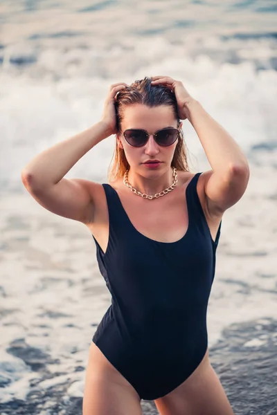 Beautiful Young Girl Dressed Black Swimsuit Kneels Sandy Sea Beach — ストック写真