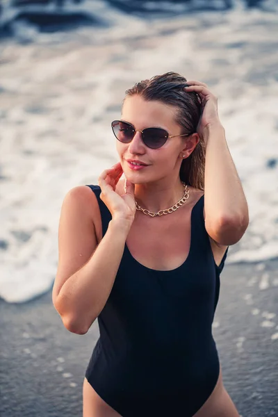 若い美しい女性がビーチで風を楽しんでいます 海でリラックスした屈託のない少女の肖像画 ビーチで太陽を楽しむ美しい笑顔の女性 — ストック写真