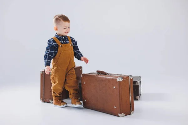 Szczęśliwy Chłopczyk Brązową Walizką Portret Turystycznego Dziecka Dziecko Kombinezonie Mały — Zdjęcie stockowe