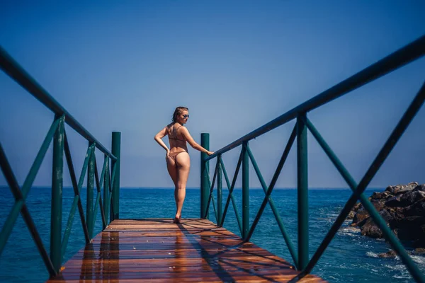 Piękna Młoda Kobieta Brązowym Stroju Kąpielowym Spaceruje Molo Nad Morzem — Zdjęcie stockowe
