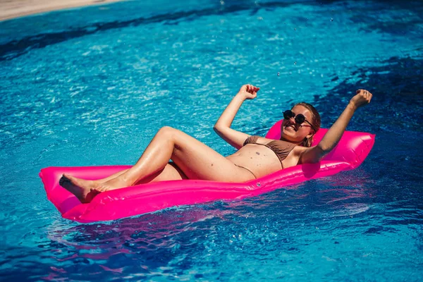 Mulher Sexy Maiô Está Colchão Inflável Rosa Piscina Relaxe Beira — Fotografia de Stock