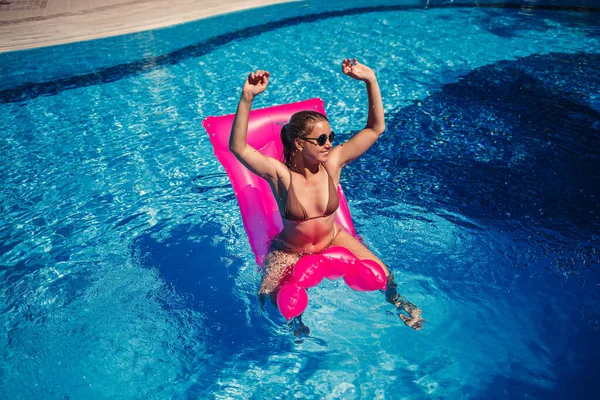 Güneş Gözlüklü Seksi Kadın Havuzda Pembe Bir Yatakta Güneşleniyor Şişme — Stok fotoğraf